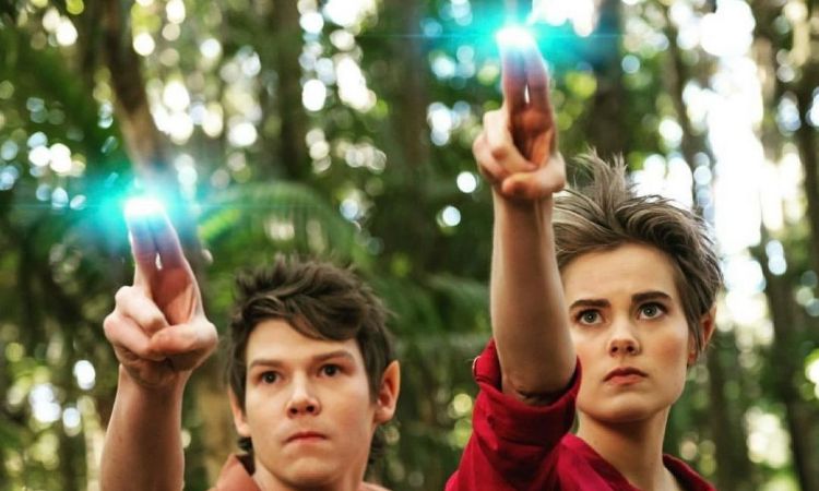 A picture of Elizabeth Cullen with her brother Julian Cullen in their Nickelodeon show.